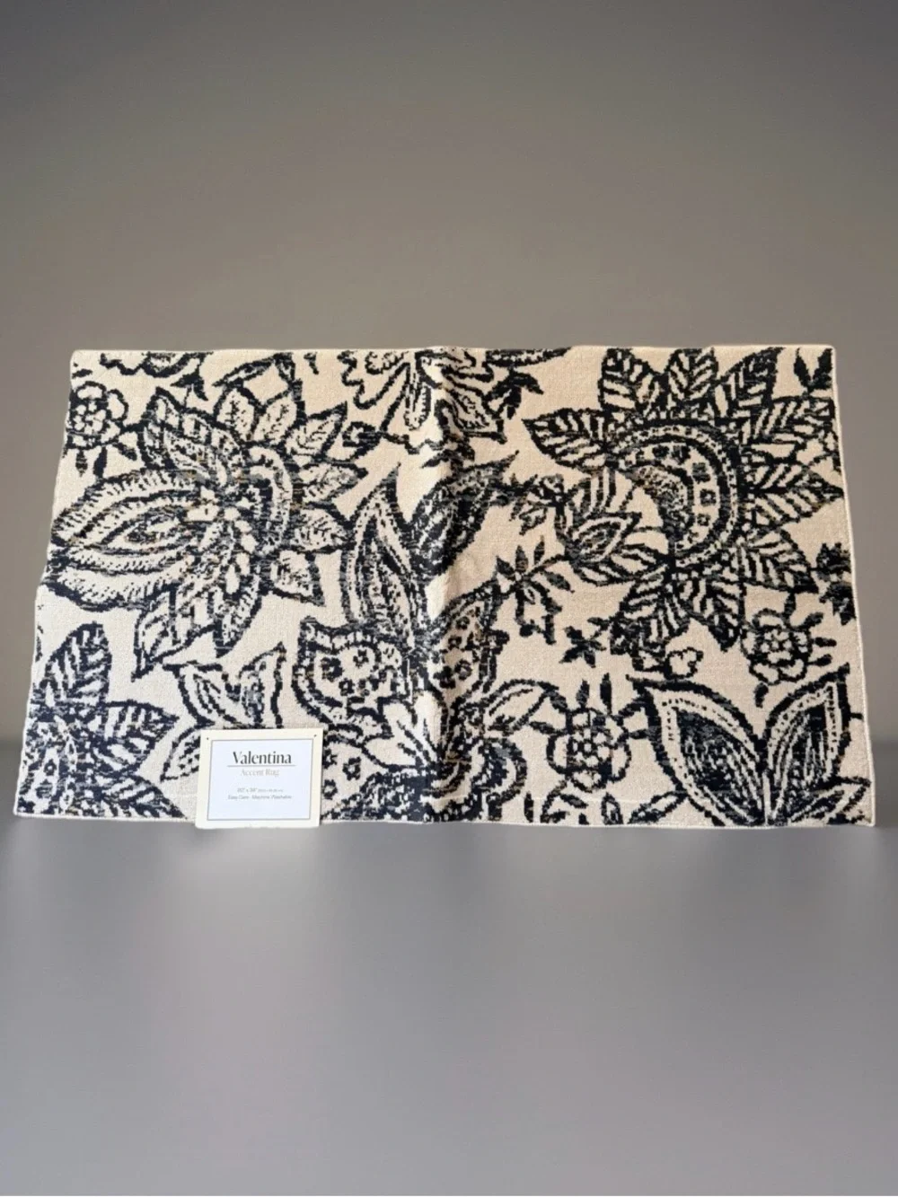 Valentina collection floral accent rug. 20”x34”. New with Tags